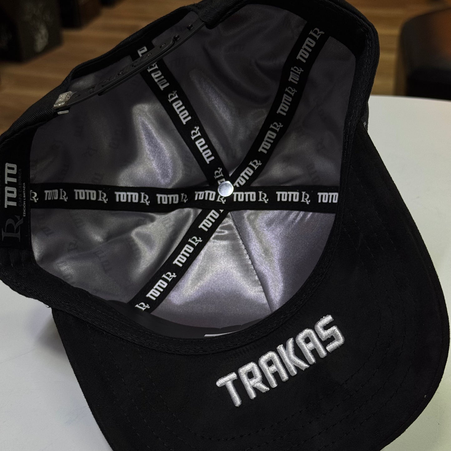 TOTO CAPS X LUIS R. - "BÉLICO" CRYSTAL WHITE